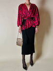 Blusa in chiffon devorè nero con damaschi in raso rosso/fucsia