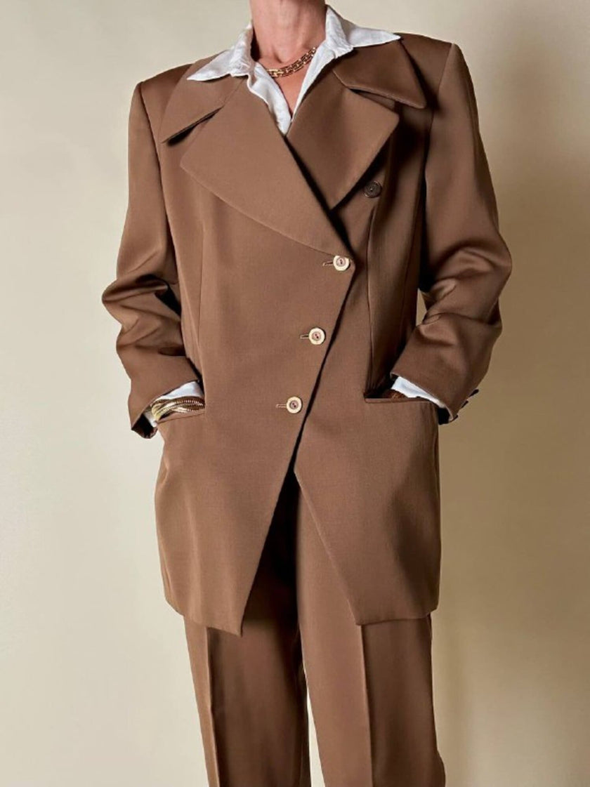 Tailleur giacca/pantalone in rasato di lana color caramello “Byblos”