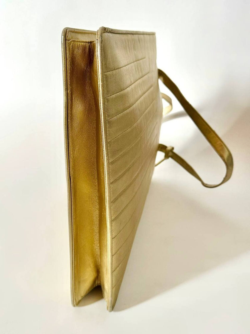 Bolso tote vintage Yves Saint Laurent de piel laminada dorada con diseño matelassé chevron