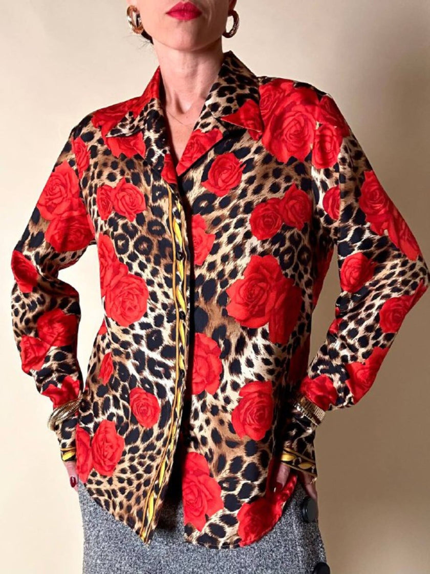 Camicia in seta leopardata con rose rosse e dettagli barocchi “Laurèl”