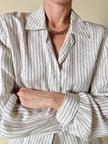 Camisa de sastre en seda Jacquard blanca con rayas grises