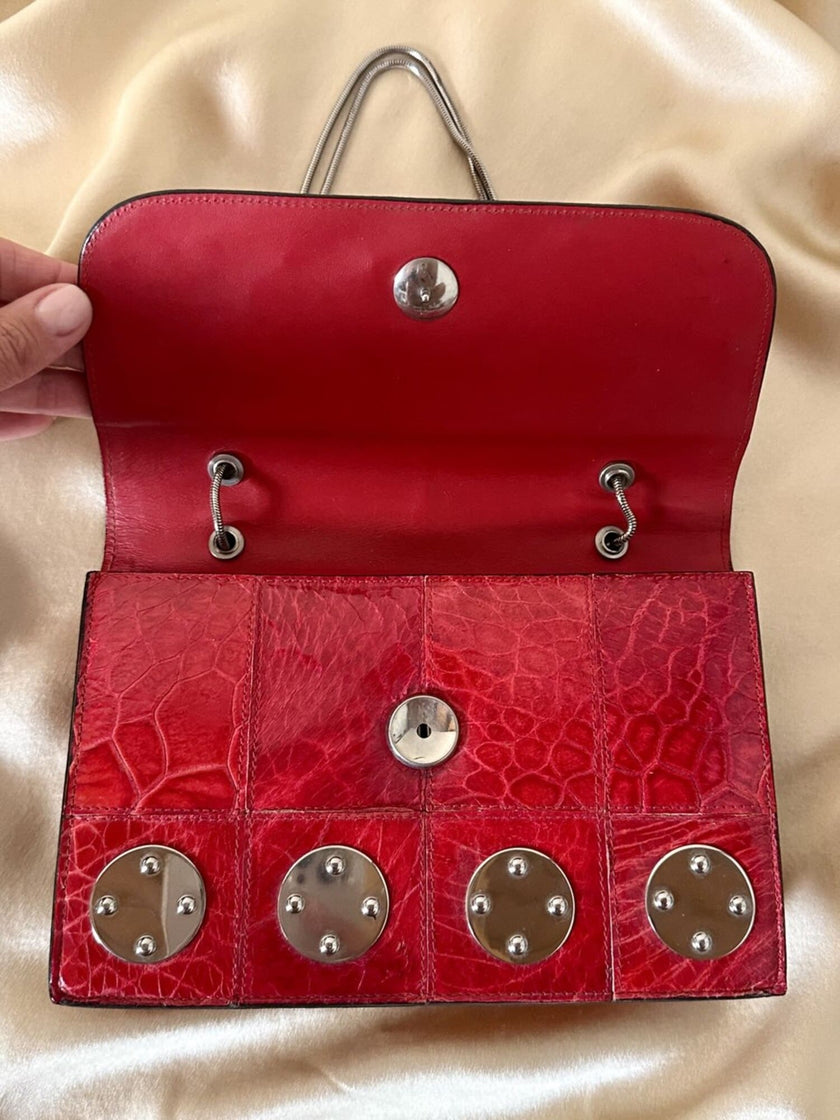 Borsa rossa in coccodrillo con borchie argento e tracolla metallica “Nicolette”