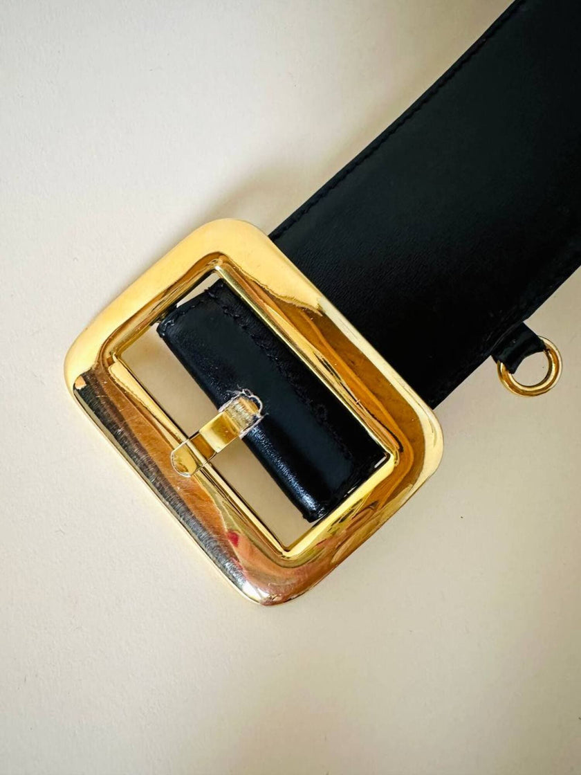 Cintura in pelle nera con fibbia rettangolare in metallo oro “Escada”