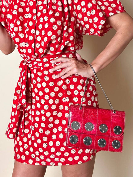 Borsa rossa in coccodrillo con borchie argento e tracolla metallica “Nicolette”