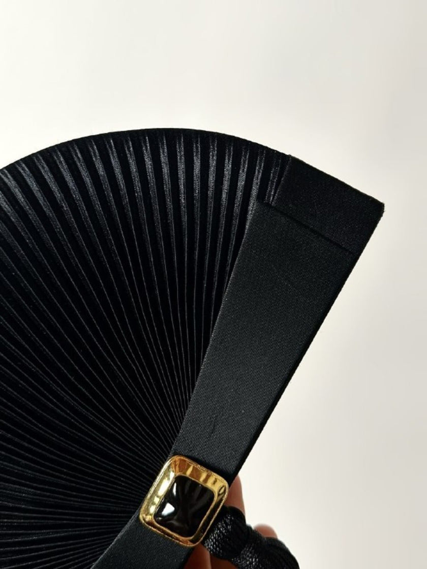Pochette vintage Guy Laroche forma a ventaglio in raso nero con nappa couture