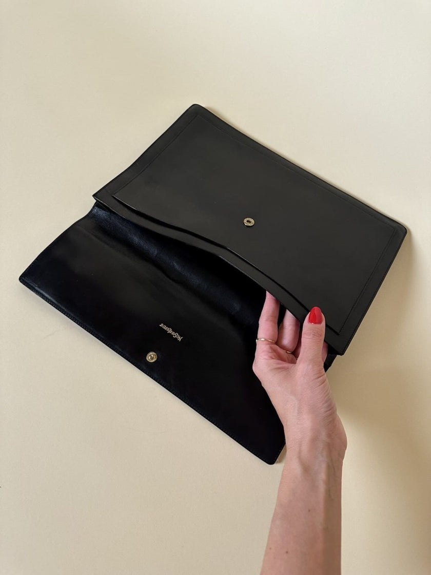 Pochette vintage Yves Saint Laurent in pelle nera con greca logata in rilievo