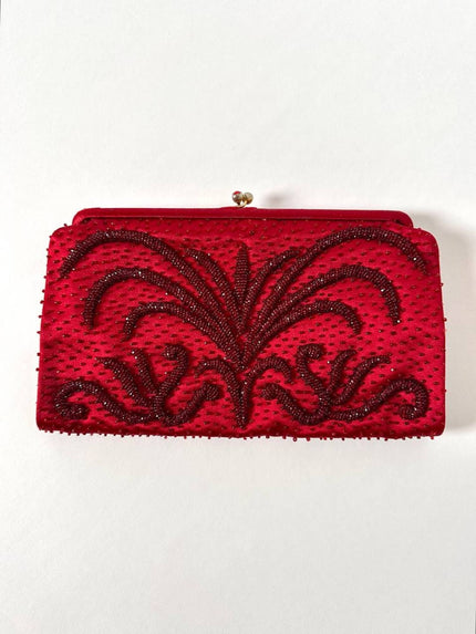 Pochette vintage in seta rosso cardinale ricamata con perline tono su tono