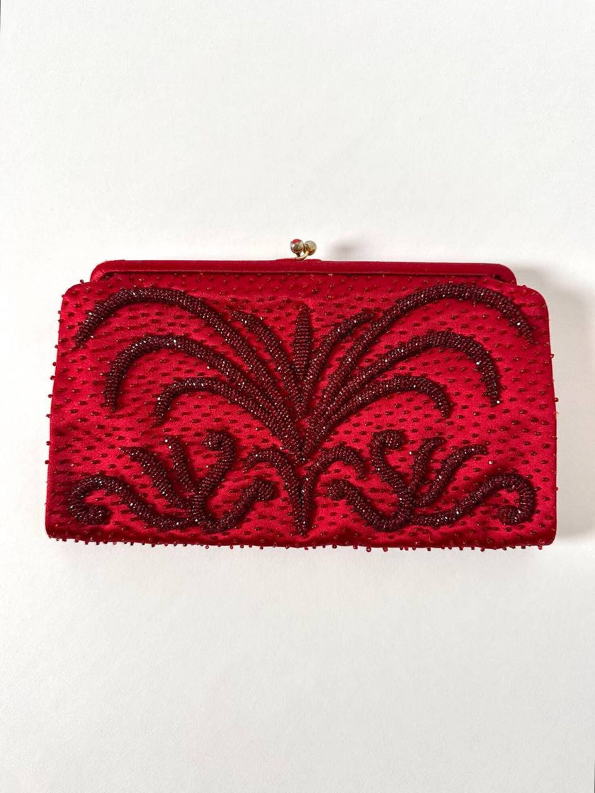 Pochette vintage in seta rosso cardinale ricamata con perline tono su tono
