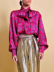 Camicia con fiocco al collo in raso di seta fucsia fantasia paisley