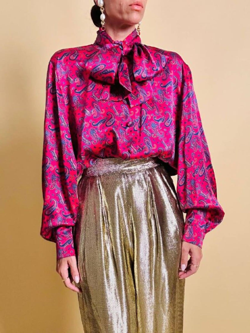 Camicia con fiocco al collo in raso di seta fucsia fantasia paisley