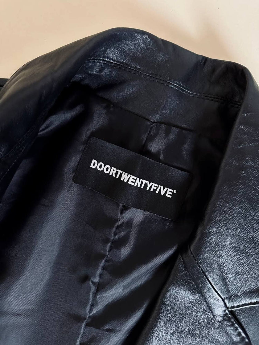 Gilet long en cuir noir « Doortwentyfive »