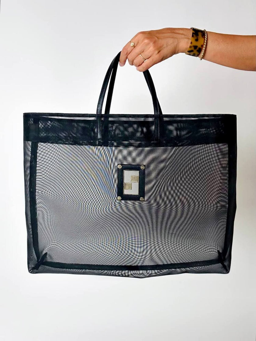 Borsa vintage Fendi in rete mesh nera con maxi logo FF