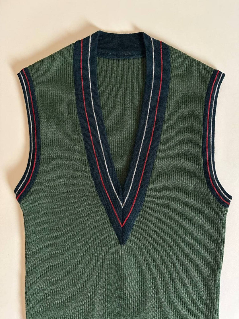Gilet in lana verde prato con scollo a V e profili a contrasto verde bosco