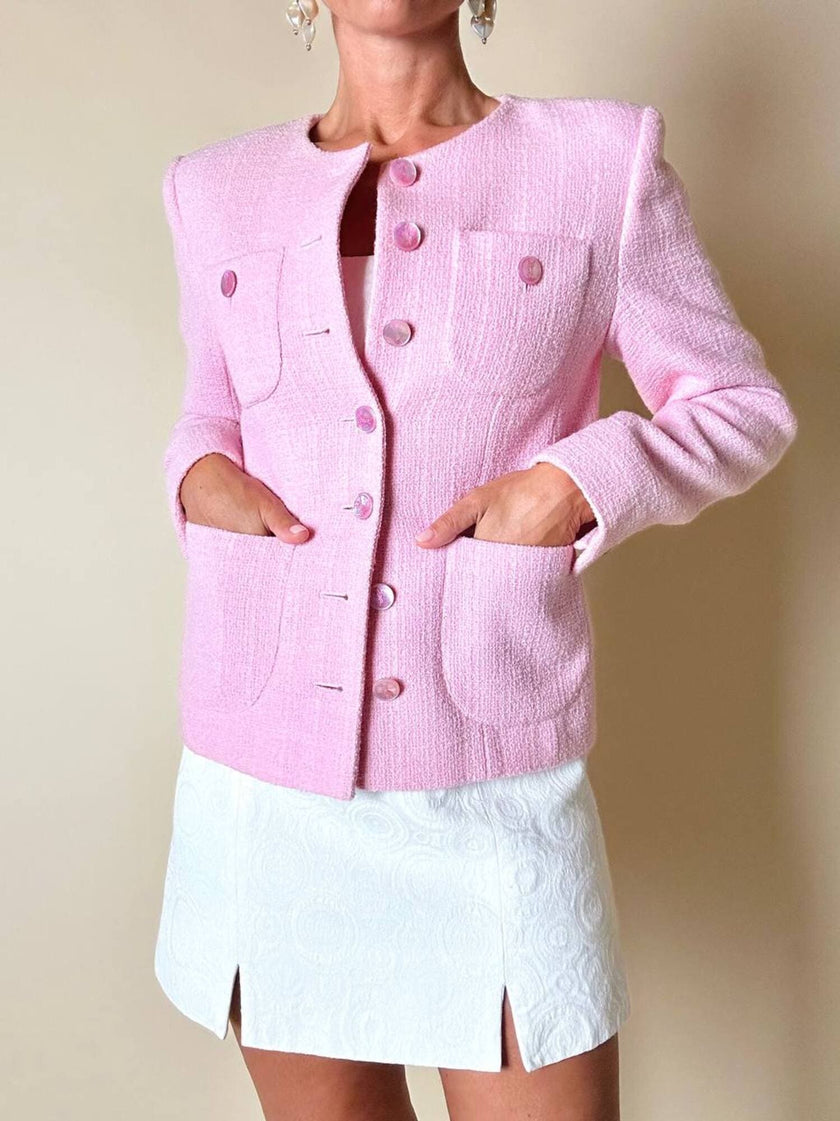Blazer in lana bouclé rosa con bottoni gioiello logati in madreperla “Yves Saint Laurent”