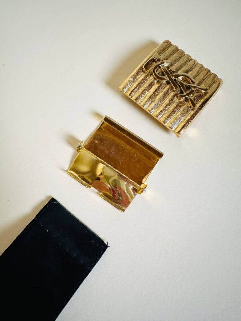 Cintura in camoscio nero con placca logata in metallo oro “Yves Saint Laurent”