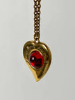 Collier vintage Yves Saint Laurent con ciondolo a forma di cuore firmato e cabochon rosso