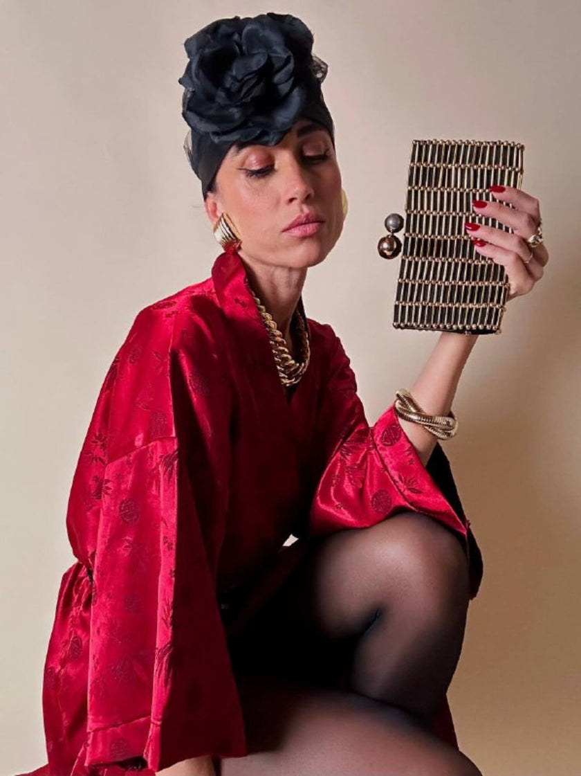 Clutch gioiello in seta nera con armatura di perline dorate “Rodo”