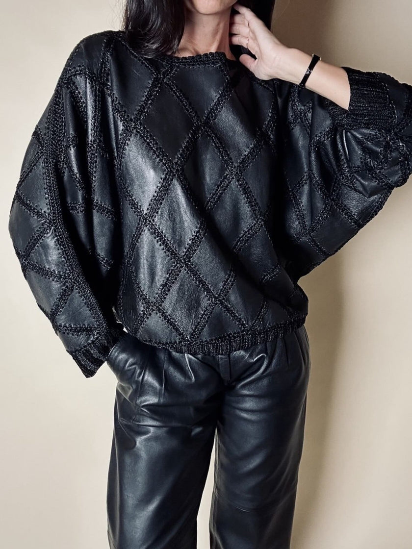 Blusa vintage in pelle nera patchwork con lavorazione crochet e maniche a pipistrello