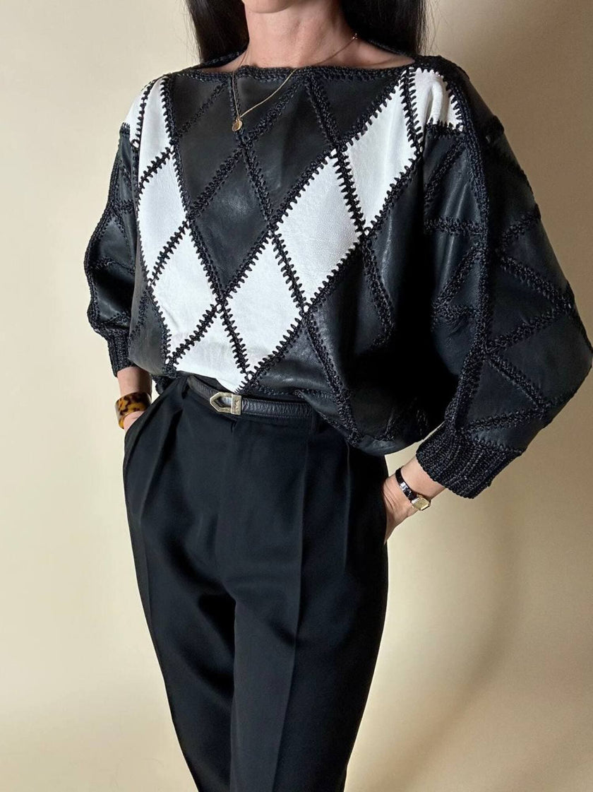 Blusa vintage in pelle nera e bianca patchwork con lavorazione crochet e maniche a pipistrello