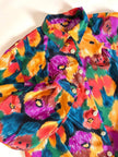 Oversized-Hemd mit buntem Blumenmuster und goldenen Knöpfen