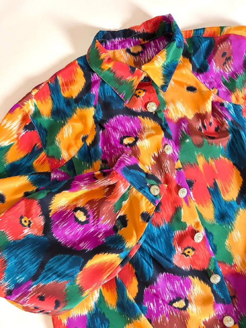 Oversized-Hemd mit buntem Blumenmuster und goldenen Knöpfen