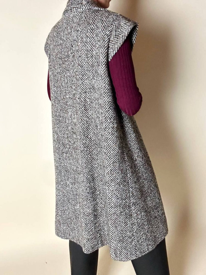 Gilet lungo doppiopetto in tweed a spina di pesce bianco e marrone