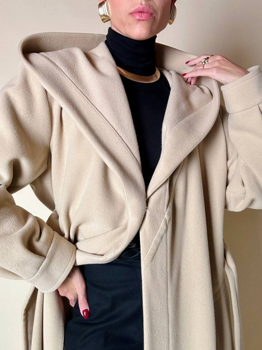 Cappotto lungo a vestaglia con cappuccio in drap di lana beige “Yves Saint Laurent”
