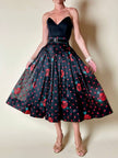 Gonna a ruota in organza jacquard nera a pois rossi con rose rosse dipinte