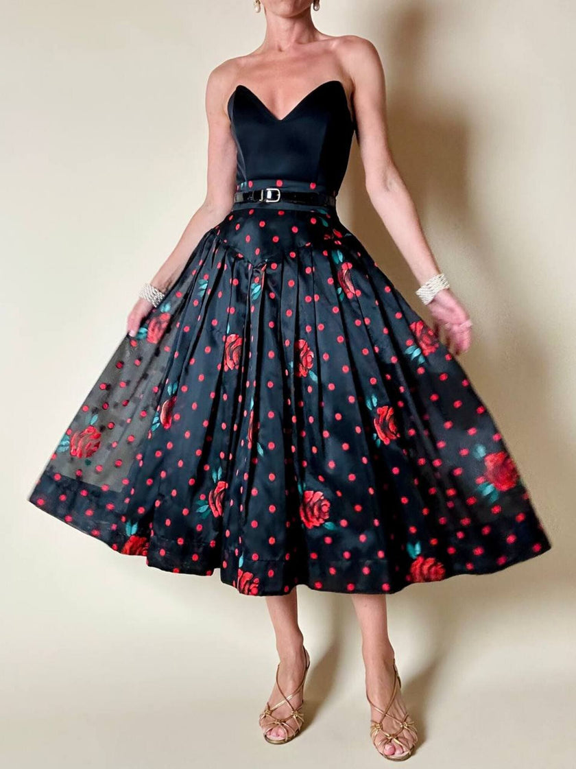 Gonna a ruota in organza jacquard nera a pois rossi con rose rosse dipinte
