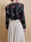 Bolero sartoriale in cotone nero con rose rosse ricamate in perline