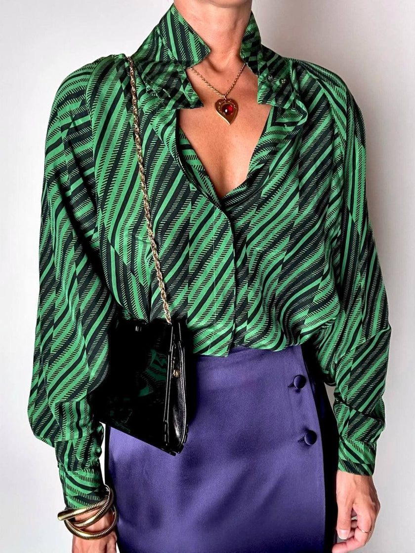 Camicia vintage in fresco di lana e seta verde smeraldo con fantasia grafica astratta