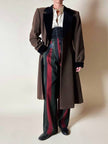 Pantalone a vita alta in lana jacquard a righe verticali con cinturini in pelle nera