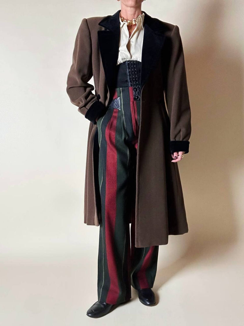 Pantalone a vita alta in lana jacquard a righe verticali con cinturini in pelle nera