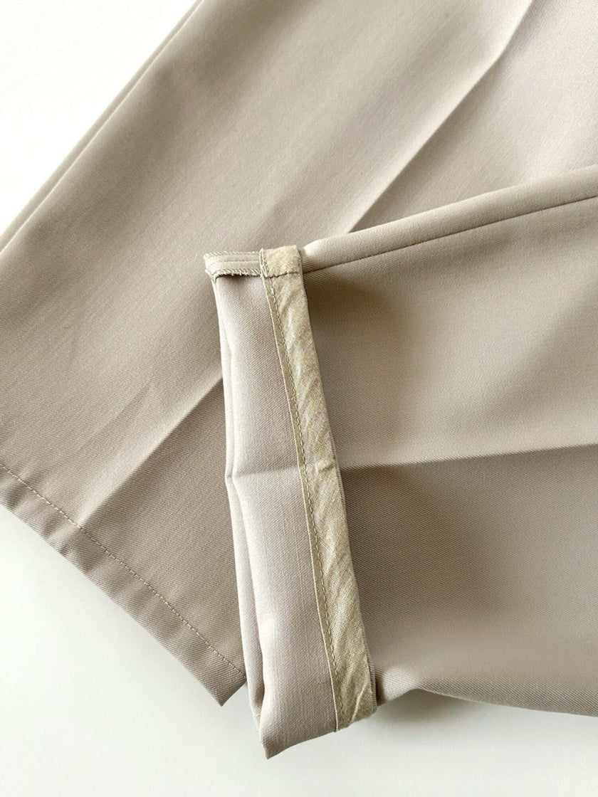 Pantalone vintage in fresco di lana greige con pince e abbottonatura su ambo i lati