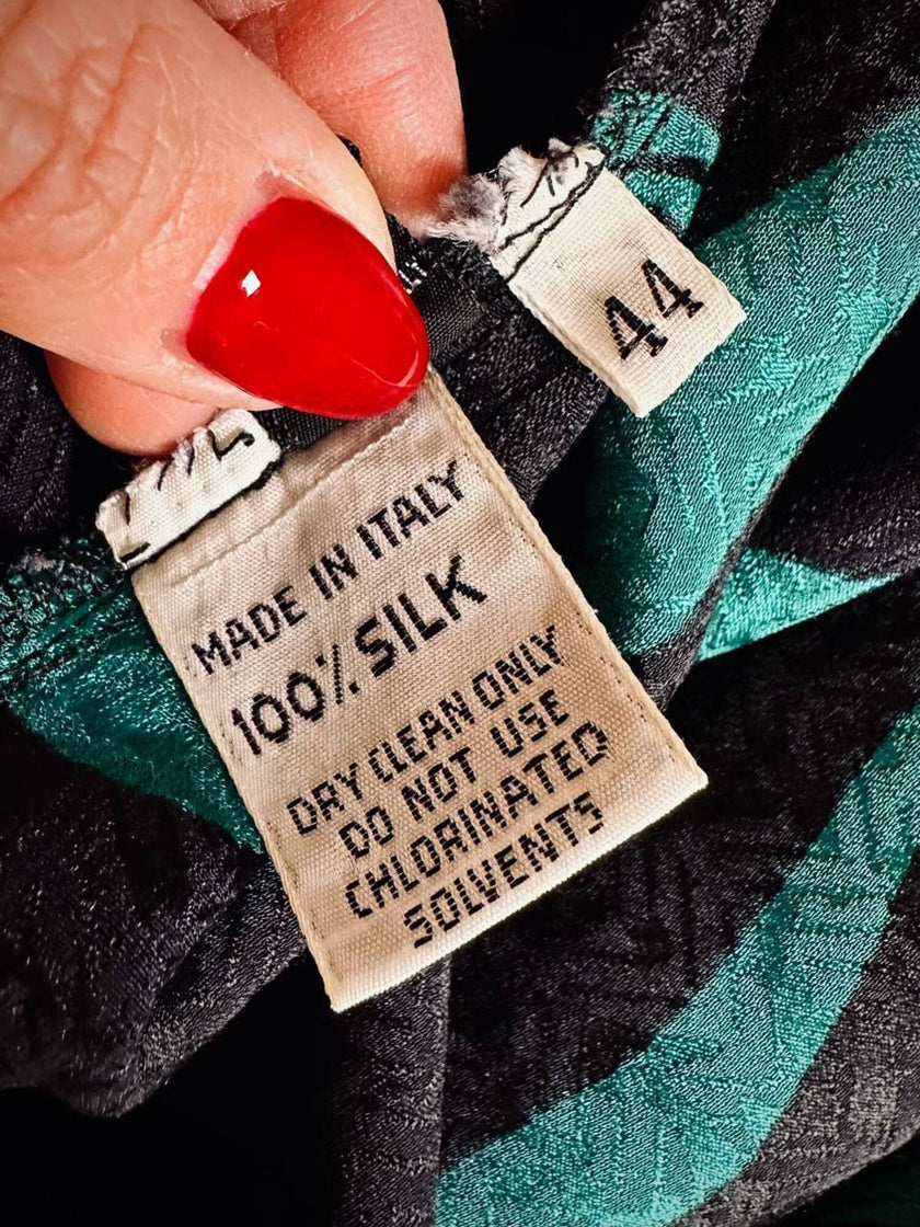 Abito con soprabito incorporato in seta nera fantasia verde smeraldo “Silky”