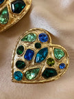 Maxi orecchini a clip dorati a forma di cuore con cristalli incastonati nei toni del verde e del blu
