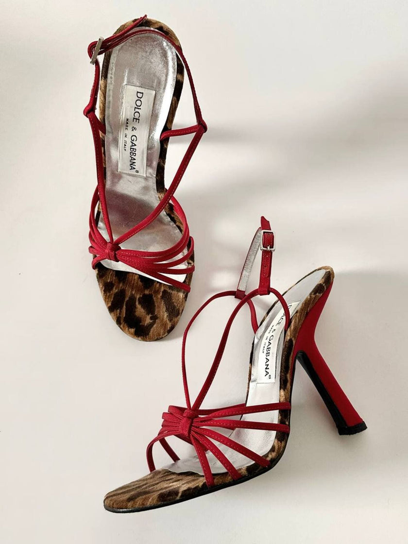Sandalias vintage Dolce & Gabbana en crepé rojo y terciopelo con estampado de leopardo