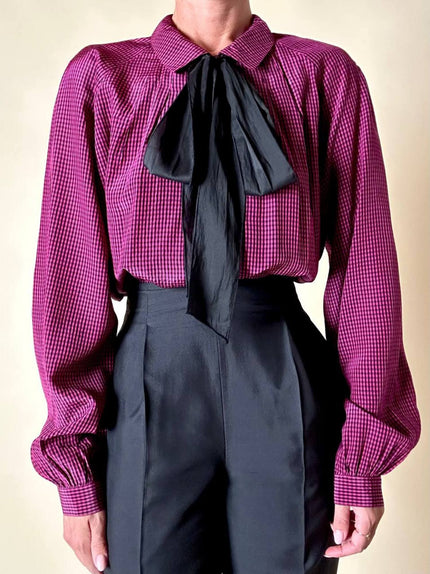 Camicia in seta a quadretti fucsia e neri con con fiocco al collo “Valentino”