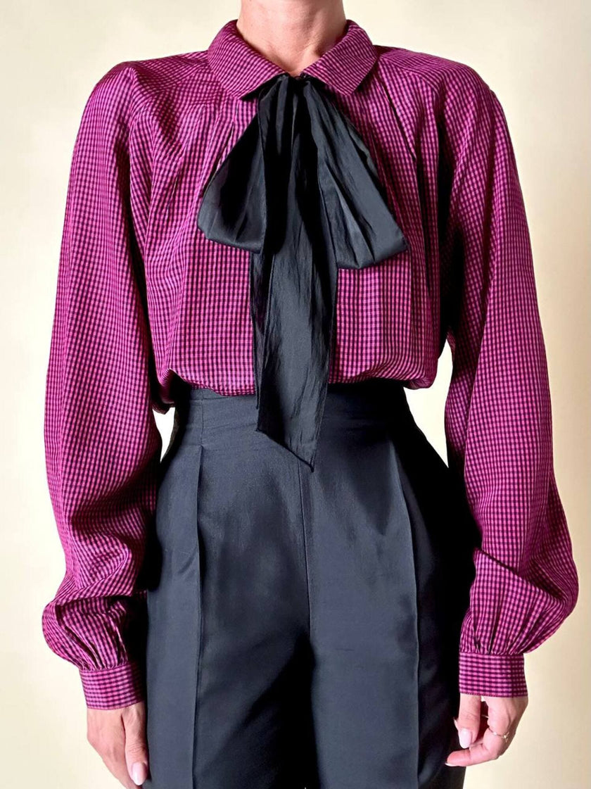 Camicia in seta a quadretti fucsia e neri con con fiocco al collo “Valentino”