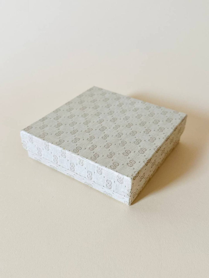 Portachiavi trifold Gucci in pelle nera con logo in metallo oro e scatola originale