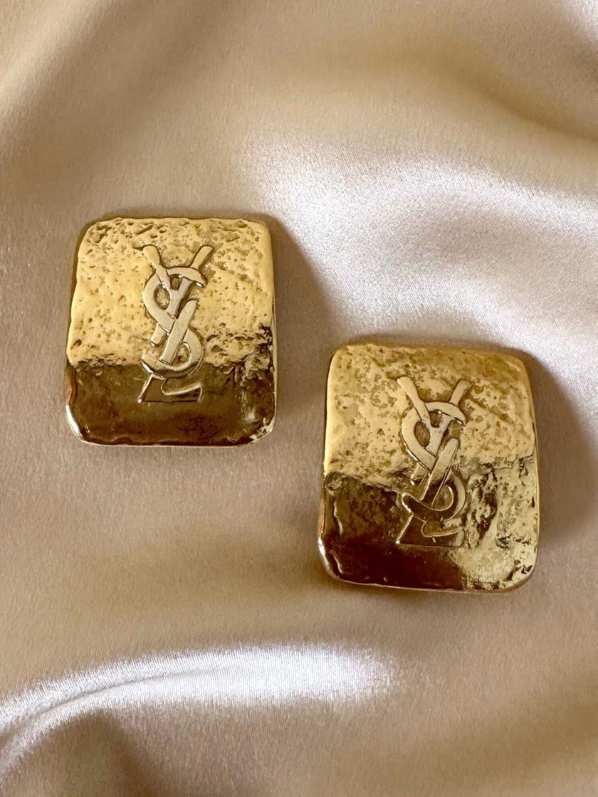 Maxi orecchini a clip dorati con logo YSL 