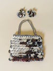Parure composta da clip e mini bag in paillettes argento