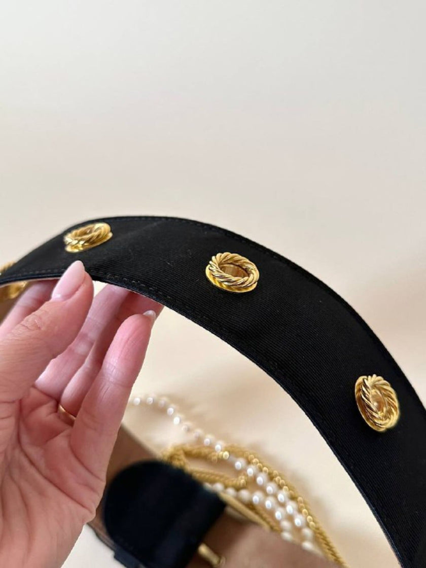 Cintura alta in gros grain nero con perle e catene pendenti “Moschino”