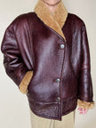 Shearling reverse in pelle liscia marrone castagno con vello caramello e ricamo sul fondo