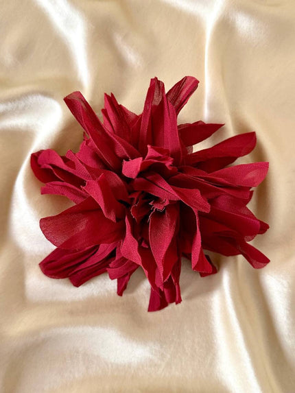 Spilla in tessuto rosso a forma di fiore “Alisy”