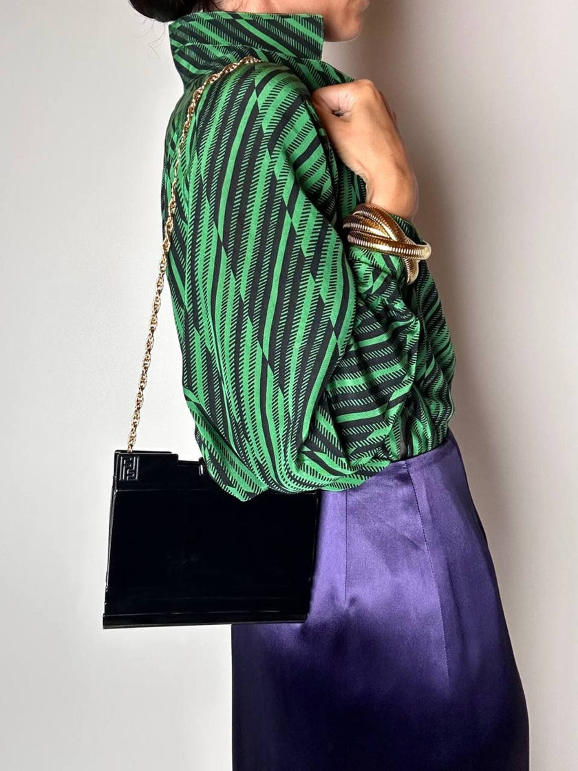 Borsa vintage Fendi in lucite nera con logo inciso e tracolla a catena dorata