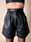 Short vintage in pelle nera modello a vita alta con pince