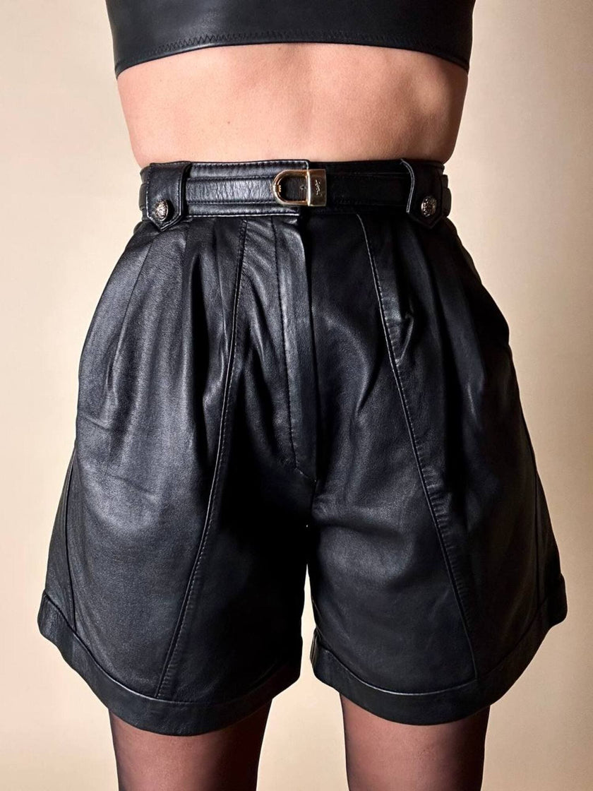 Short vintage in pelle nera modello a vita alta con pince