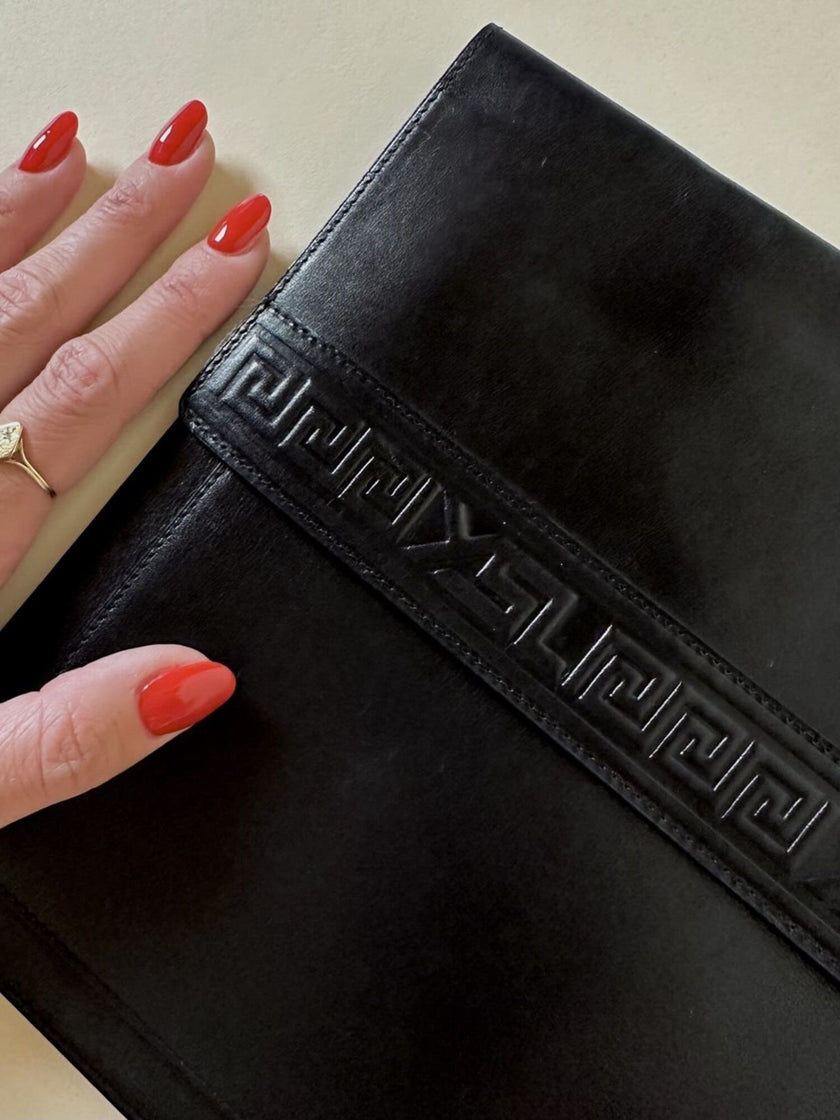 Pochette vintage Yves Saint Laurent in pelle nera con greca logata in rilievo