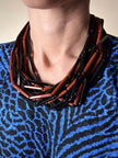 Collana multifilo in lucite Angela Caputi Giuggiù con moduli baguette sfaccettati neri e corallo